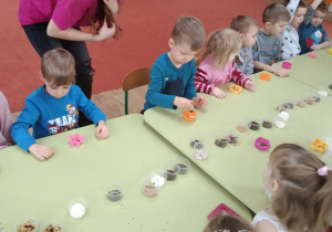 Dzieci w trakcie warsztatów mydlarskich